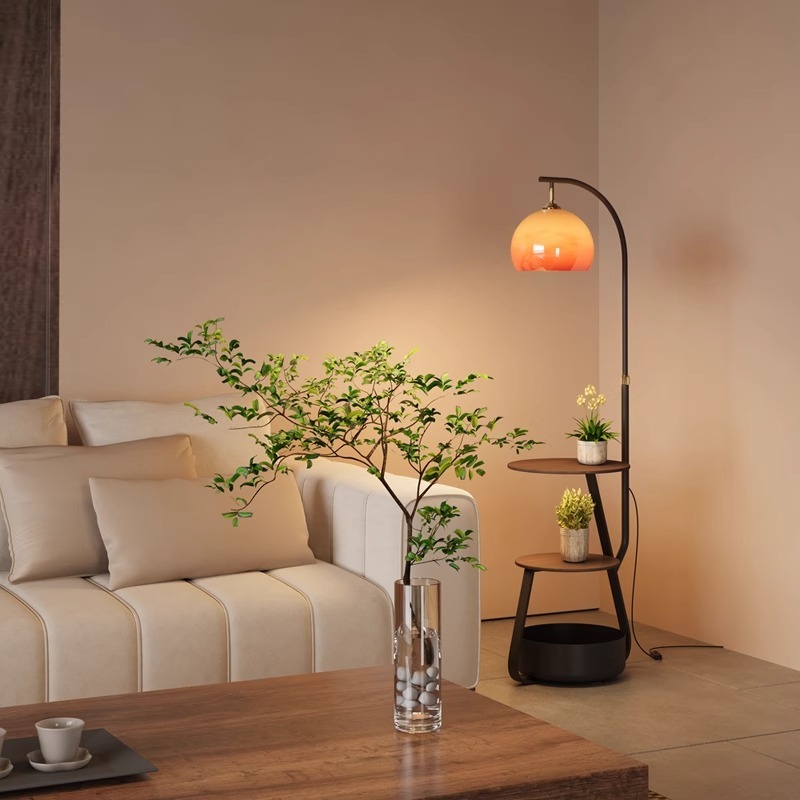 Stehlampe, antiker Nachttisch  – Sofas Bewertung und Preis