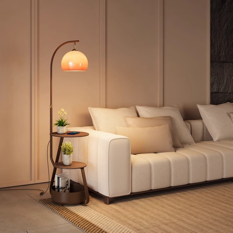 Stehlampe, antiker Nachttisch  – Sofas Bewertung und Preis